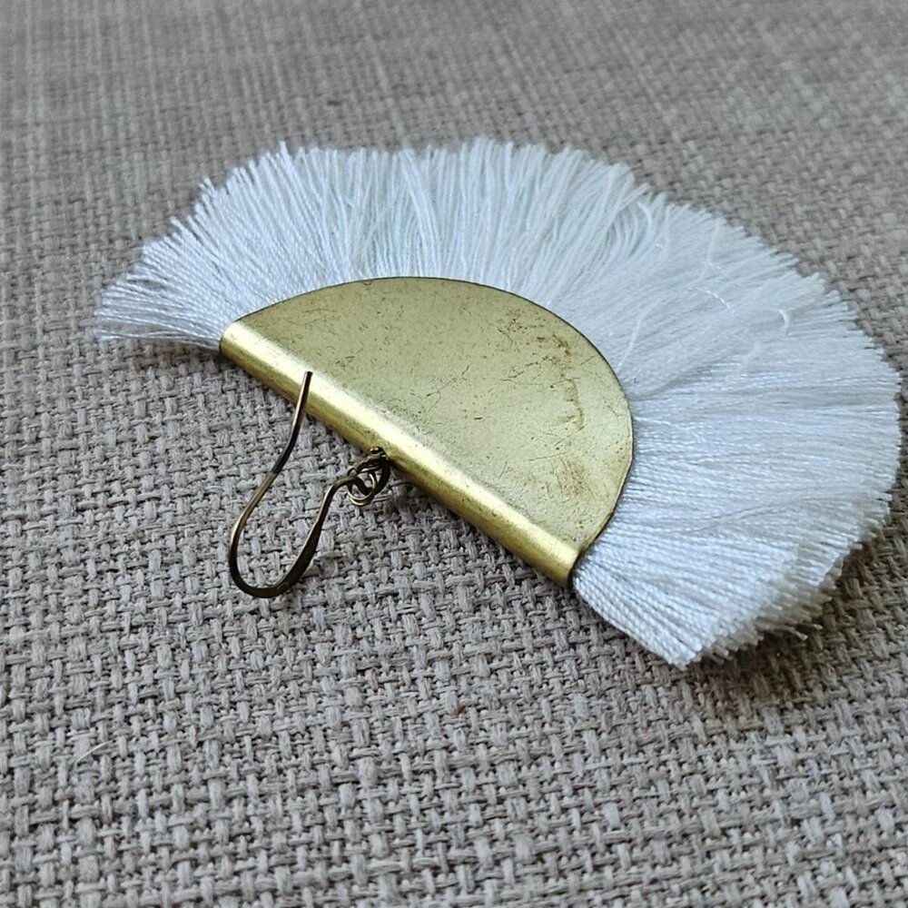 Vintage Earrings White Tassel Drop Down Gold Tone Fashion Jewelry Earrings - Picture 3 of 10